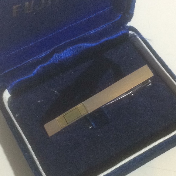Fujitsu Silver Tone Tie Clip Men's Computer Memory Chip Blue Velvet Case Box - Picture 2 of 3